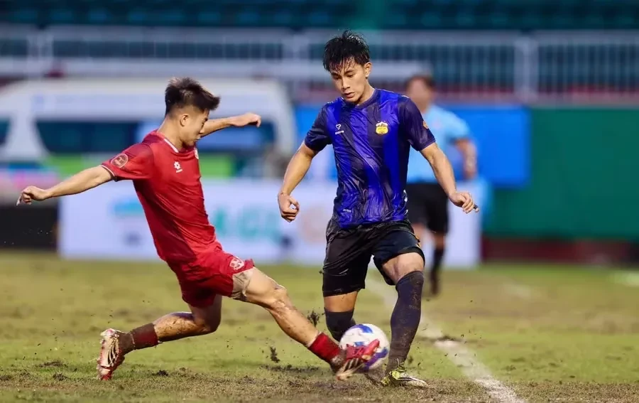 Cầu thủ HAGL áo xanh tranh bóng với Hải Phòng tại sân Pleiku ngày 13 tháng 9 năm 2026