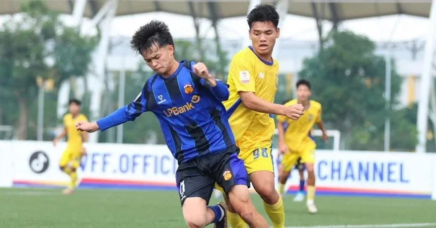 Nguyễn Chí Hướng tranh bóng trong màu áo số 21 của U19 HAGL