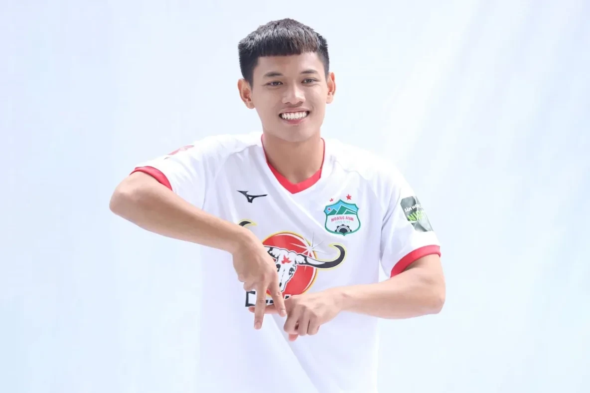 Nguyễn Thanh Nhân di chuyển bên đường biên sân tập