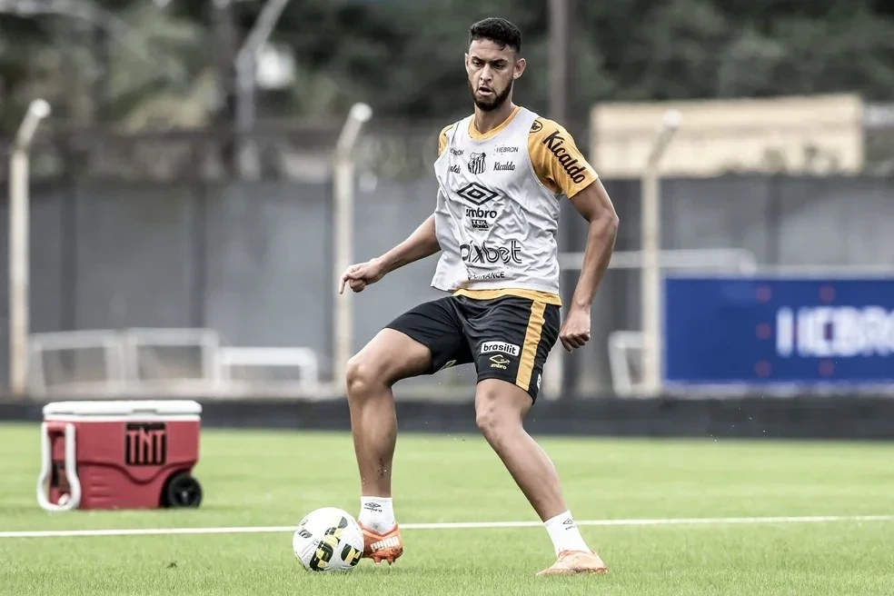Robson Reis kiểm soát bóng trong buổi tập của Santos