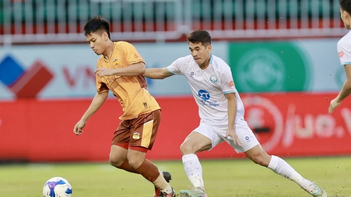Cầu thủ HAGL tranh chấp trong trận gặp Nam Định tại V.League 2025-2026