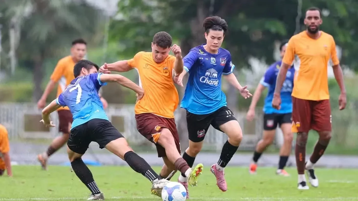 Luaan Augusto tranh bóng trong buổi tập của HAGL