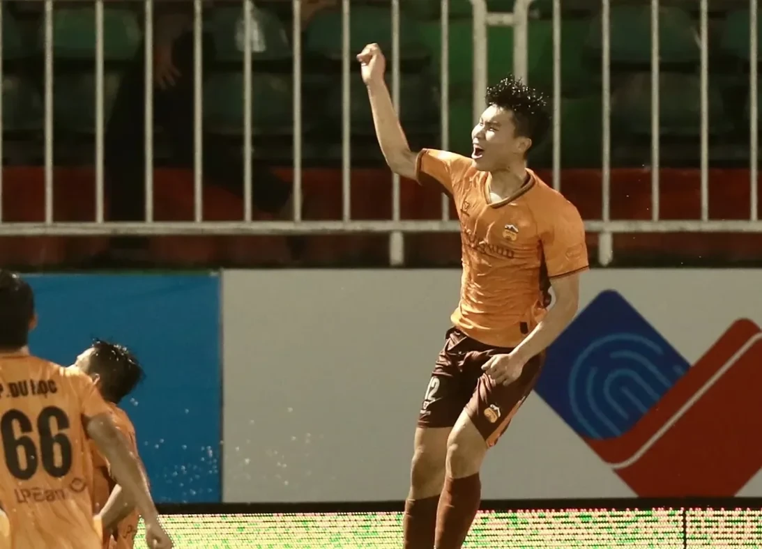 Nguyễn Minh Tâm ăn mừng bàn thắng cho HAGL trước Nam Định