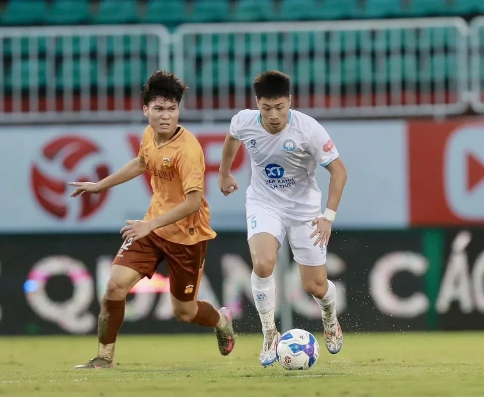 Nguyễn Minh Tâm tranh bóng trong trận giao hữu của U23 Việt Nam