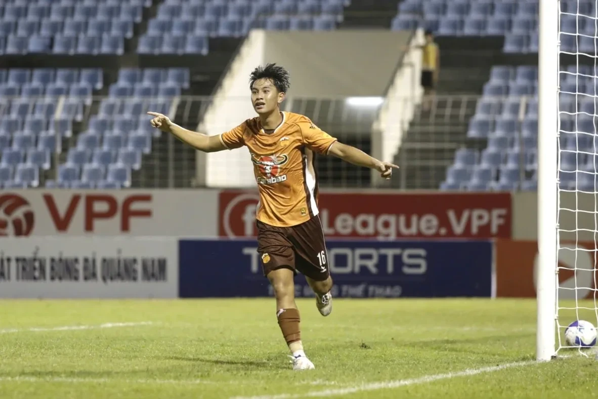 Trần Gia Bảo ăn mừng bàn thắng lập kỷ lục tại V.League