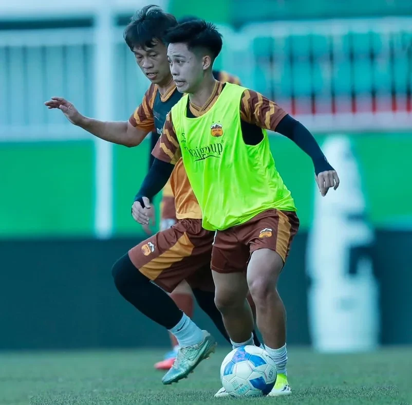Hoàng Vĩnh Nguyên kiểm soát bóng trong buổi tập của HAGL