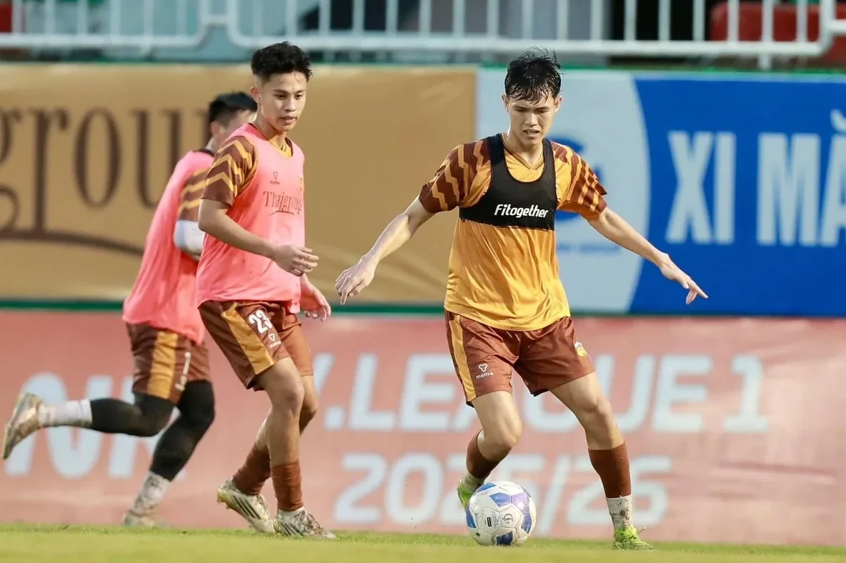 Hoàng Vĩnh Nguyên trong phần khởi động cùng HAGL