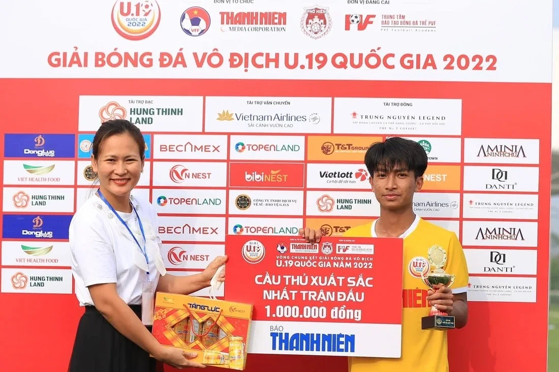 Môi Sê nhận danh hiệu cầu thủ xuất sắc nhất trận tại giải U19 Quốc gia 2022