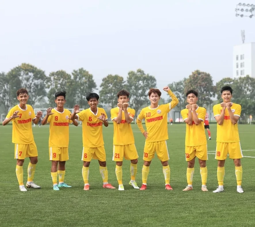 Môi Sê số 6 cùng các đồng đội U19 HAGL tại giải U19 Quốc gia 2022
