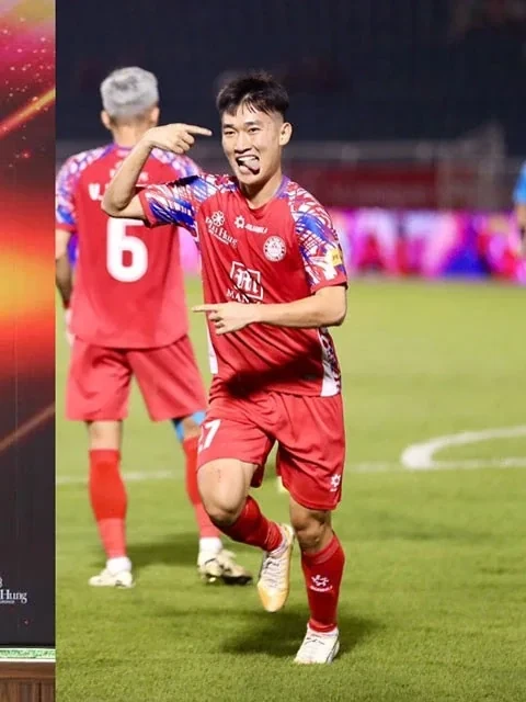 Phan Nhật Thanh Long ăn mừng bàn thắng trong màu áo TP.HCM