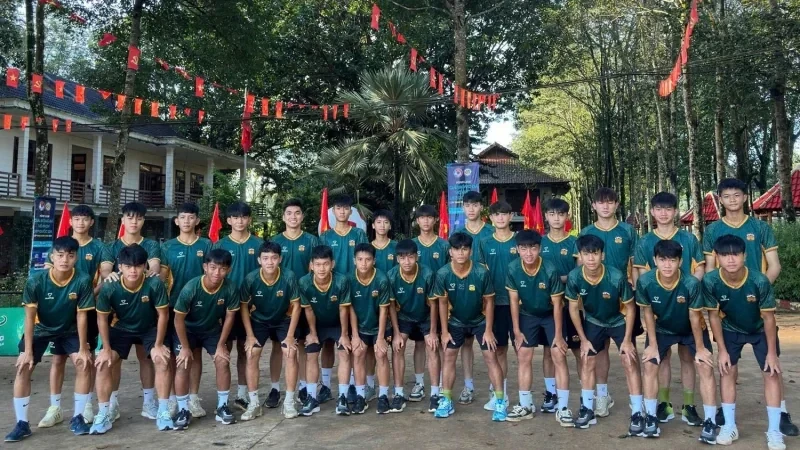 Nhóm cầu thủ trẻ HAGL trong buổi tập trước mùa giải