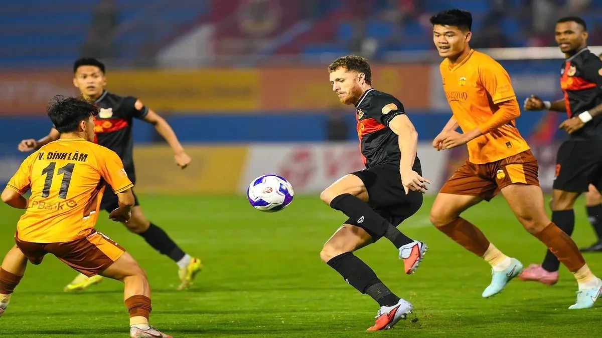 Võ Đình Lâm phòng ngự trong trận HAGL gặp Ninh Bình